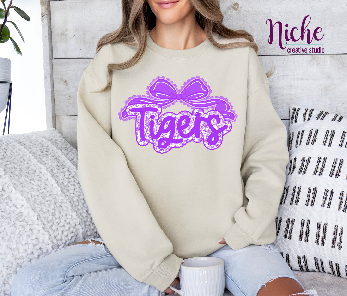 -TIG8205 Tigers with Bow Decal